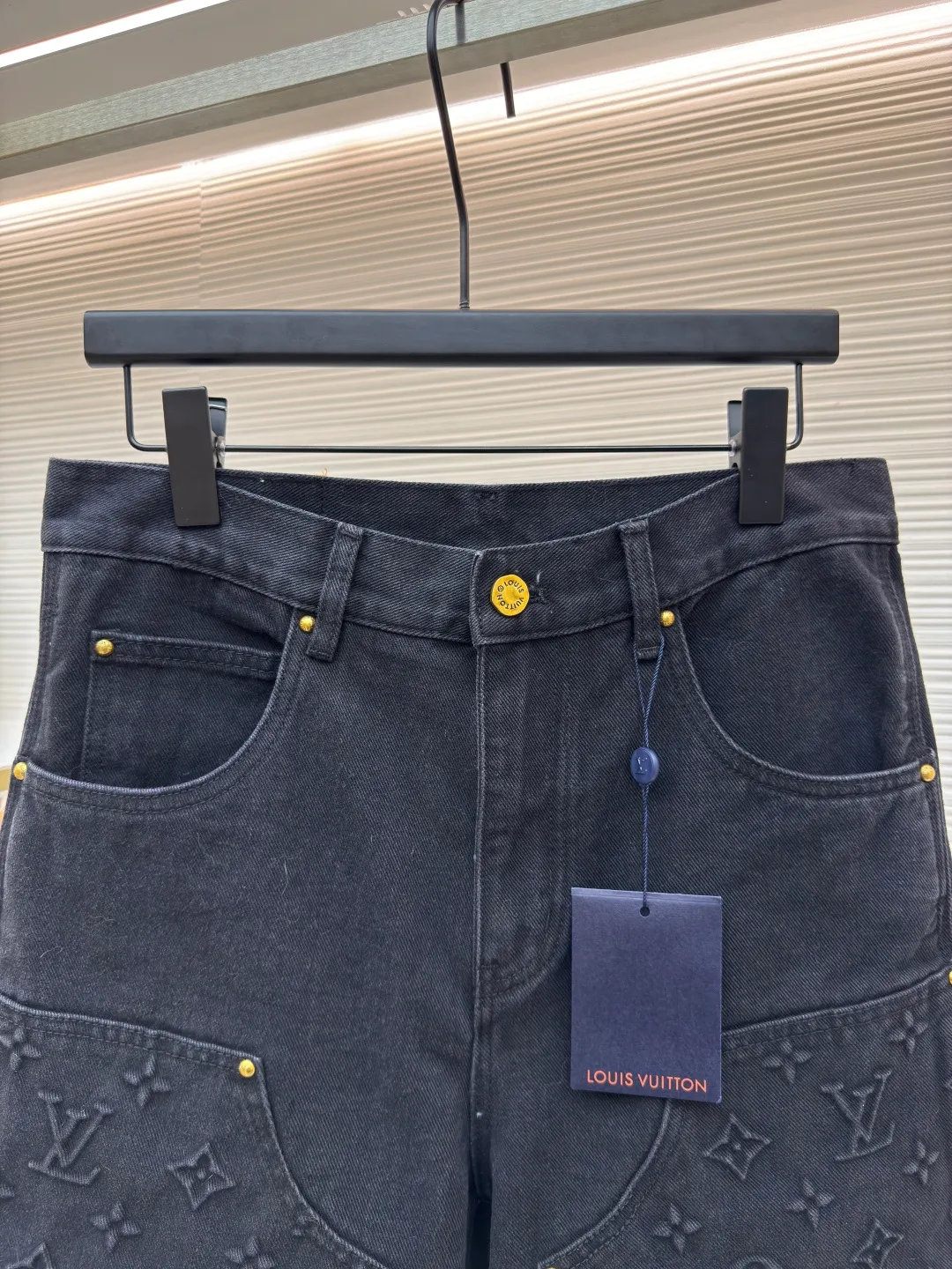 LOUIS VUITTON embossed denim shorts ●Authentic product: purchased and developed by 12339 ●Item number: 1680245-B00 ●Fabric: washed denim ●Technology: distressed washed ●Version: fitted version ●Weight: about 650g ●Size: 30-32-34-36 ●Description: Made of custom-made denim fabric, the fabric is comfortable and soft, skin-friendly and breathable. It adopts Monogram logo embossed elements, slightly distressed light blue wash treatment, original customized hardware, with vv leather label, multiple wash adjustments, and can be matched with many types of clothing to create a fashionable look. The overall wiring is straight and delicate, the fabric is comfortable and soft, and the color is consistent without color difference. It can be matched with the same style to create a fashionable look and control various occasions. Customized accessories, complete with three standards, same style for men and women!